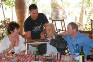 Lors du voyage à Cuba en 2009, chez Alejandro Robaina, de gauche à droite : Alain Fauchier, Alejandro Robaina, son petit fils qui présente les cigares fabriqués par son propre torcedor et Monique Sauvayre.