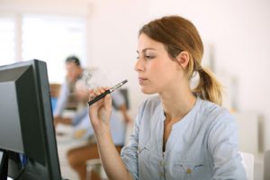 Vapoter au bureau : un plaisir bientôt révolu. © goodluz